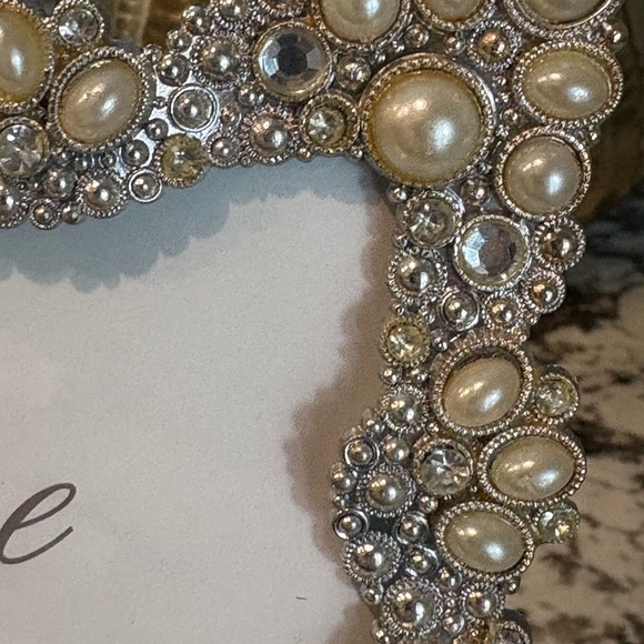 Elegant Pearl and Silver Photo Frame - Picture 2 of 5